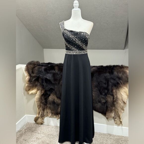 Gorgeous Black One Shoulder Beads & Sequins Gown/Evening Dress - Picture 1 of 12